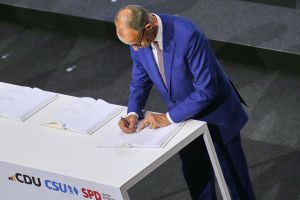 Friedrich Merz bei Unterzeichnung des Koalitionsvertrag am 05.05.2025