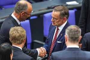 Friedrich Merz bekommt Glückwünsche von Tino Chrupalla am 06.05.2025
