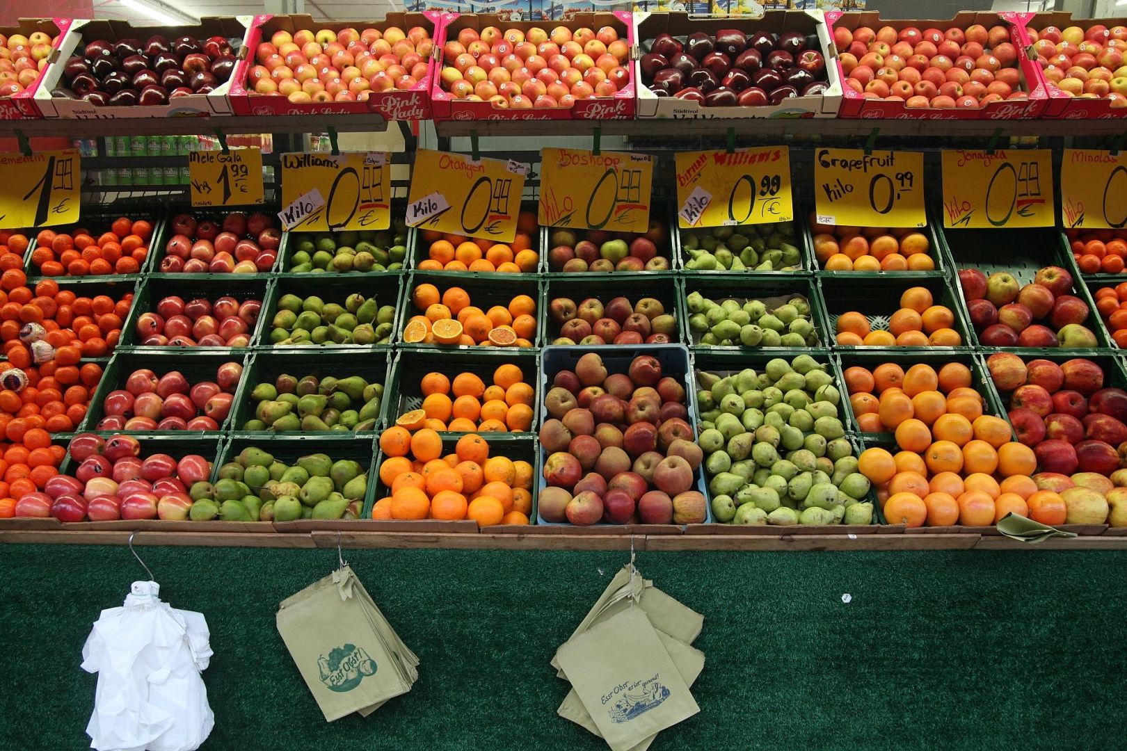 Früchte auf einem Obststand (Archiv)