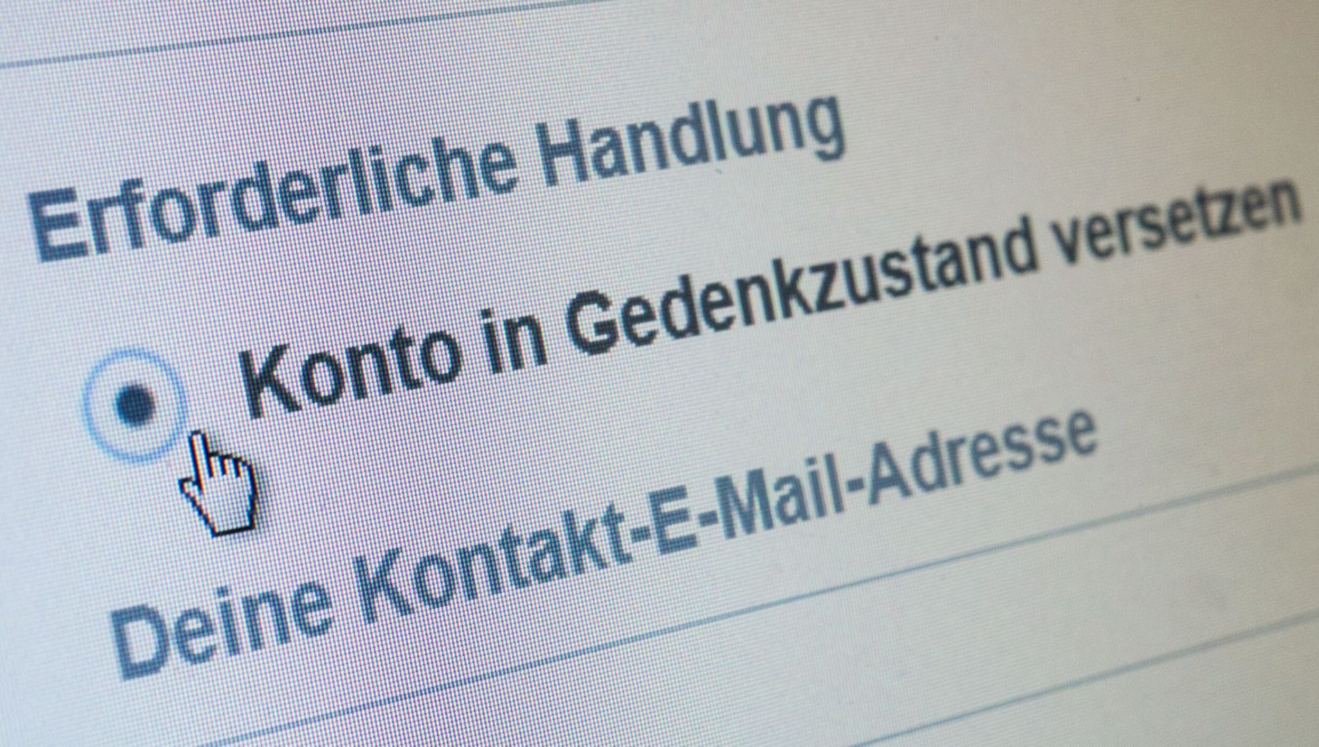 Gedenkzustand eines Online-Profils ist auf einem Display zu sehen