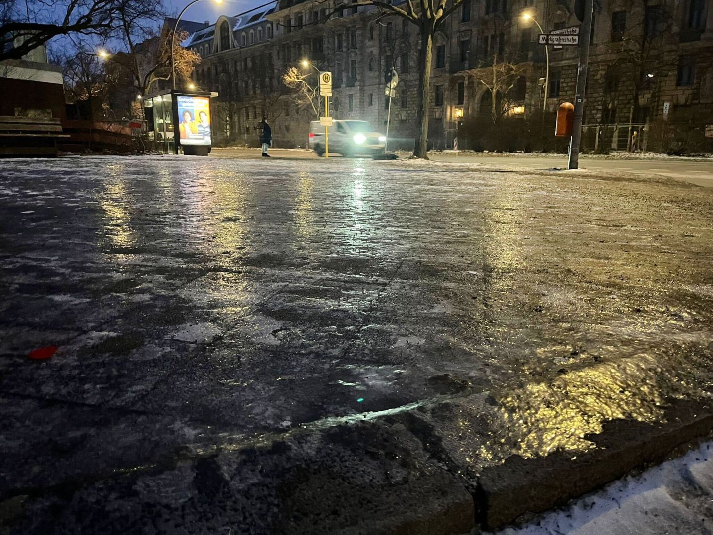 Glätte und Warnstreik in Berlin