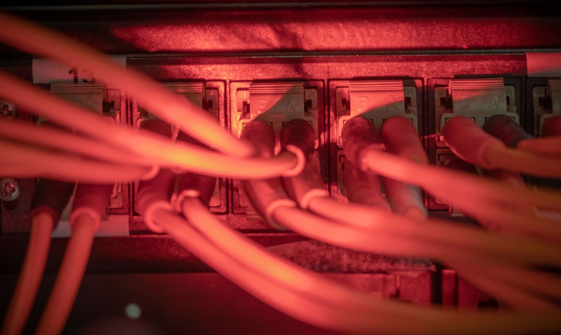 Glasfaserkabel in einem Serverraum