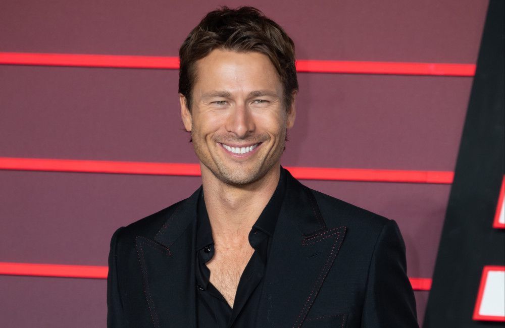 Glen Powell hat über eine verstörende Begegnung auf dem roten Teppich mit einer Frau gesprochen, die Bilder seines Gesichts isst.