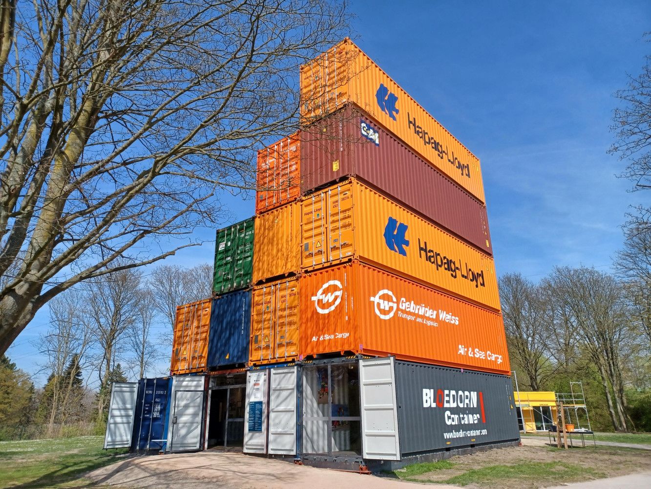 Globale Logistik im Ruhrgebiet: Gebrüder Weiss unterstützt Containerausstellung