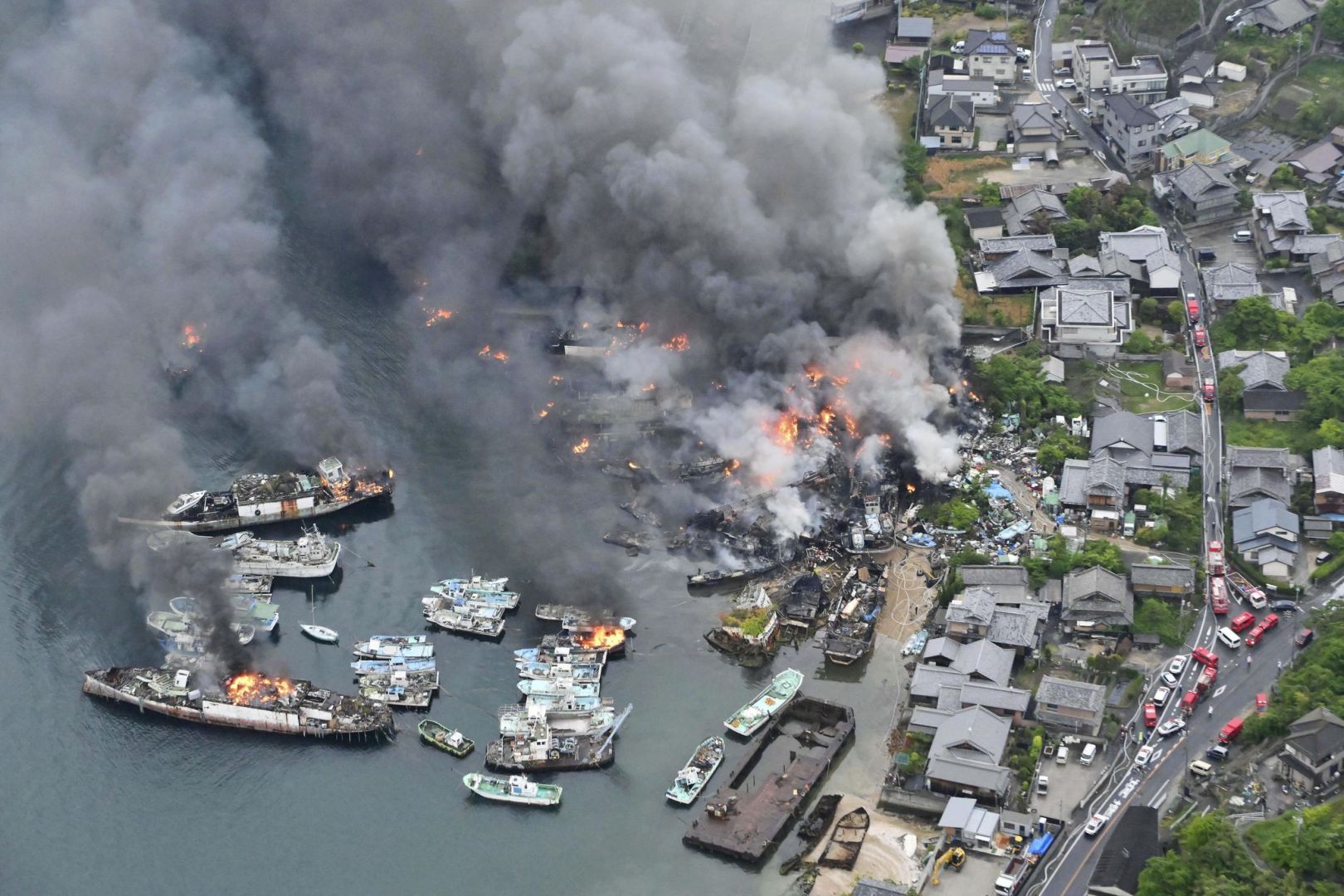 Großbrand in einer Abwrackwerft in Japan