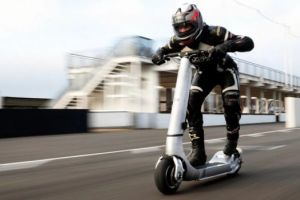 Große Sause: E-Tretroller mit Formel-1-Technik beschleunigt auf 160 km/h