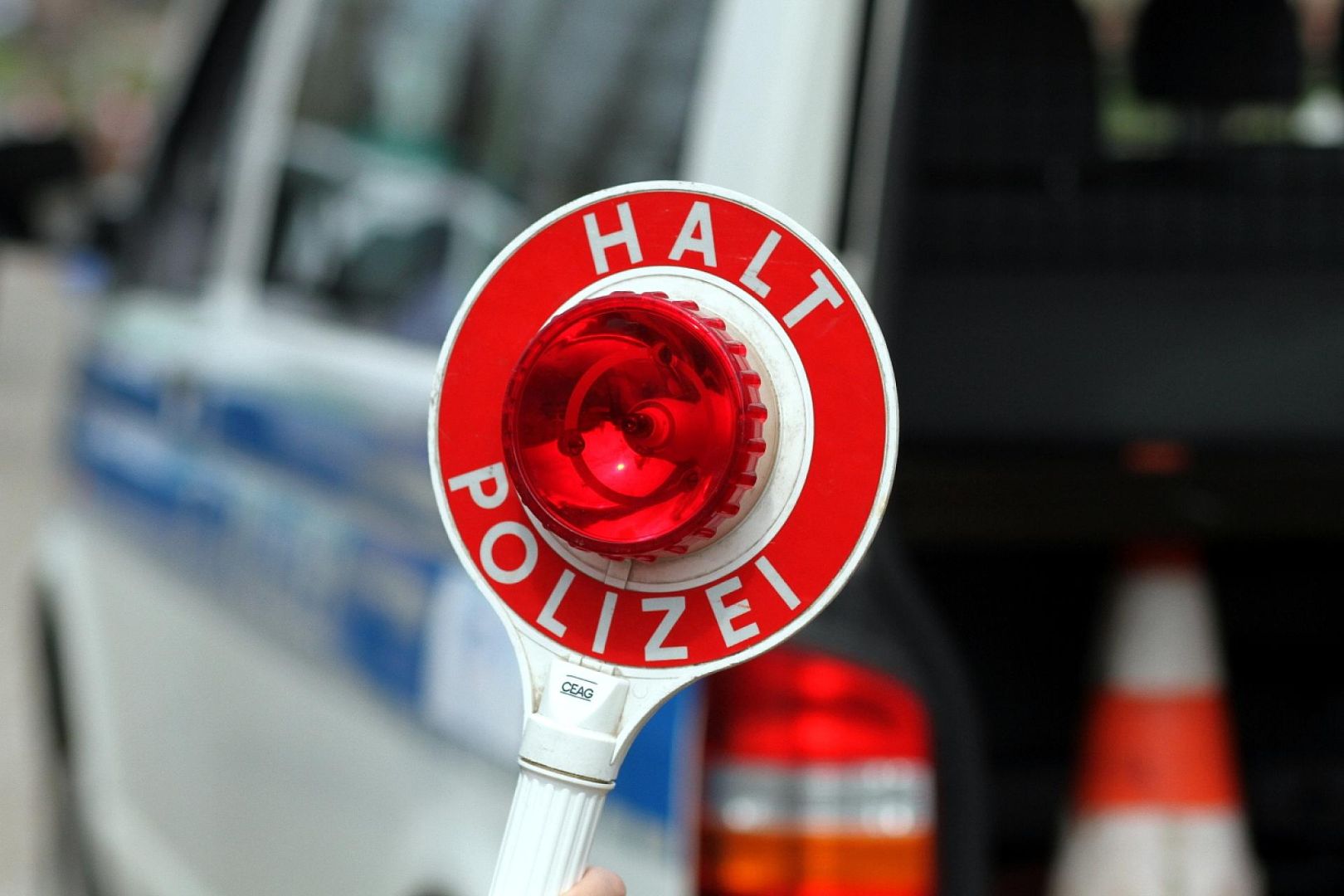 Halt-Stopp-Schild der Polizei bei einer Verkehrskontrolle (Archiv)