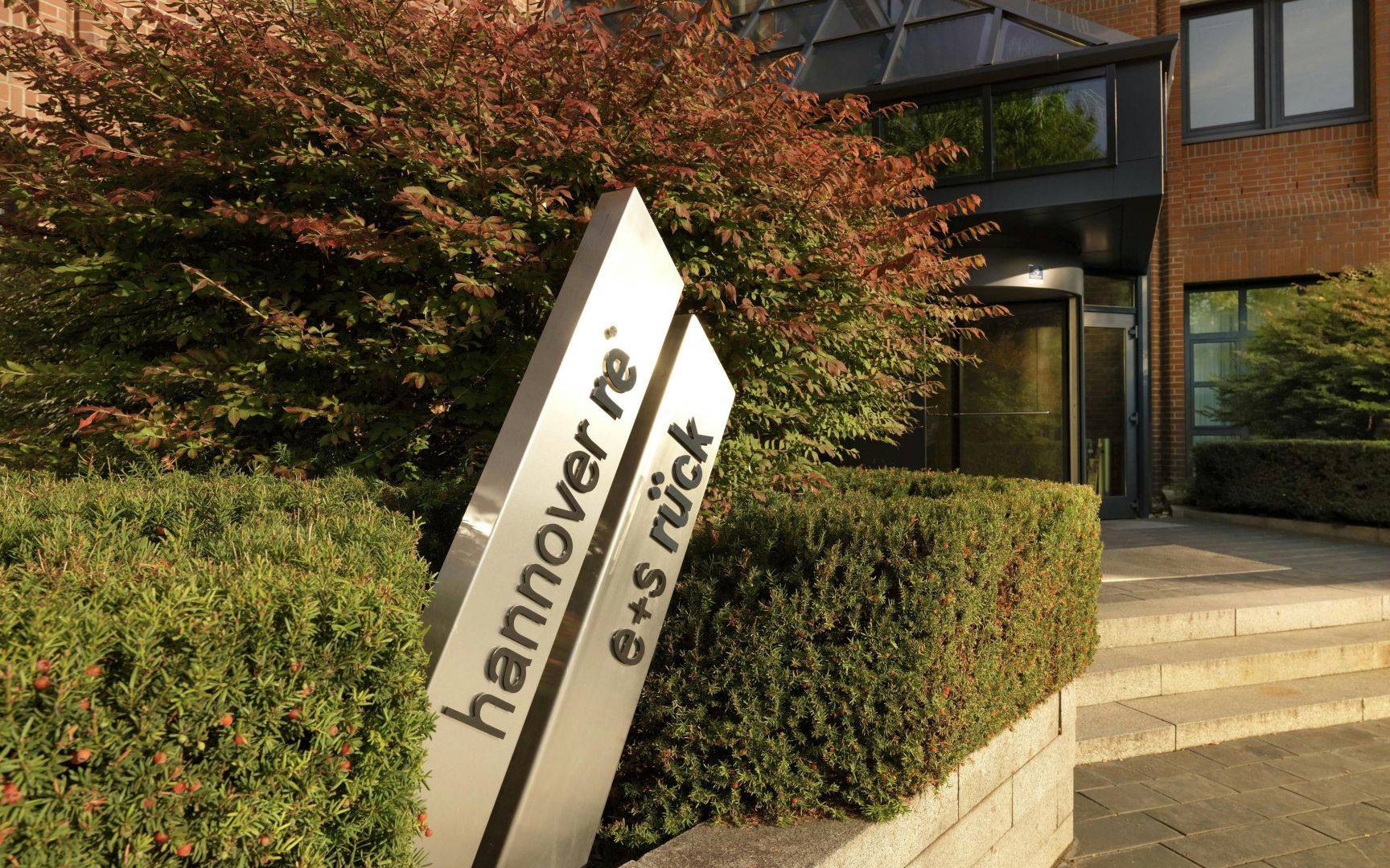 Hannover Re steigert Quartalsgewinn deutlich und bestätigt Jahresziele