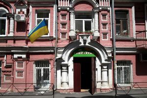 Haus in Kiew mit urkainischer Flagge (Archiv)