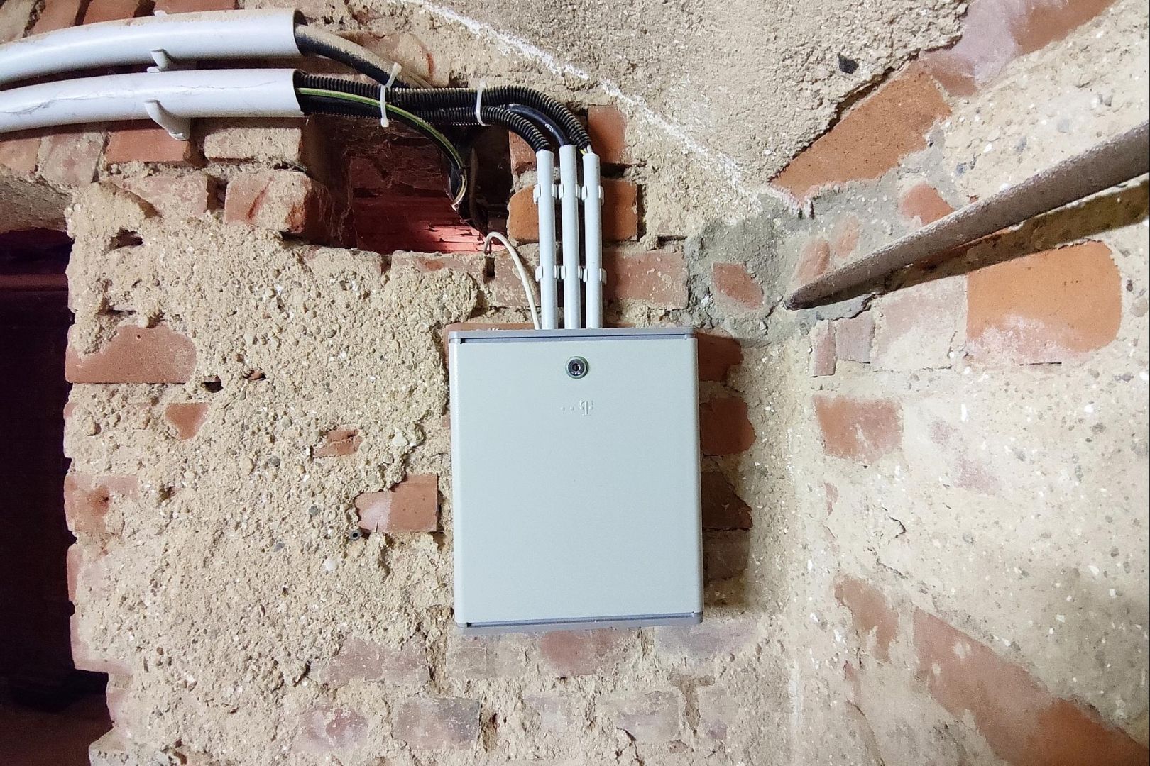 Hausanschluss mit Telefonleitungen (Archiv)