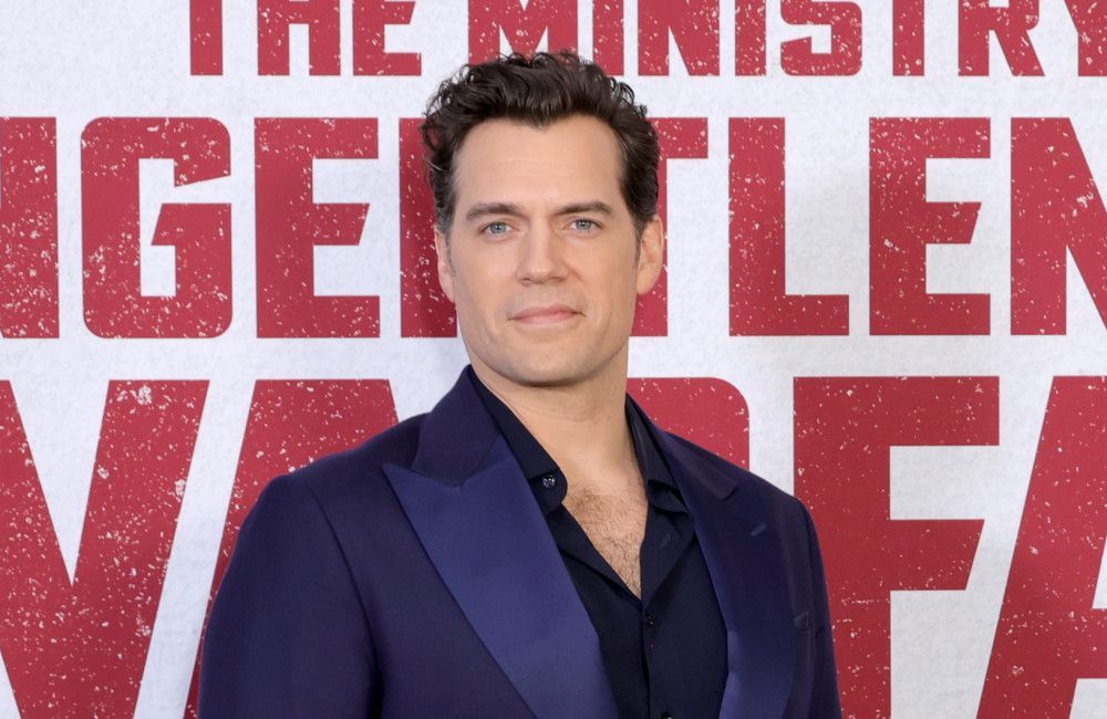 Henry Cavill und Kevin Hart werden in einer neuen Komödie für Netflix unter der Regie von McG rivalisierende Spione spielen.