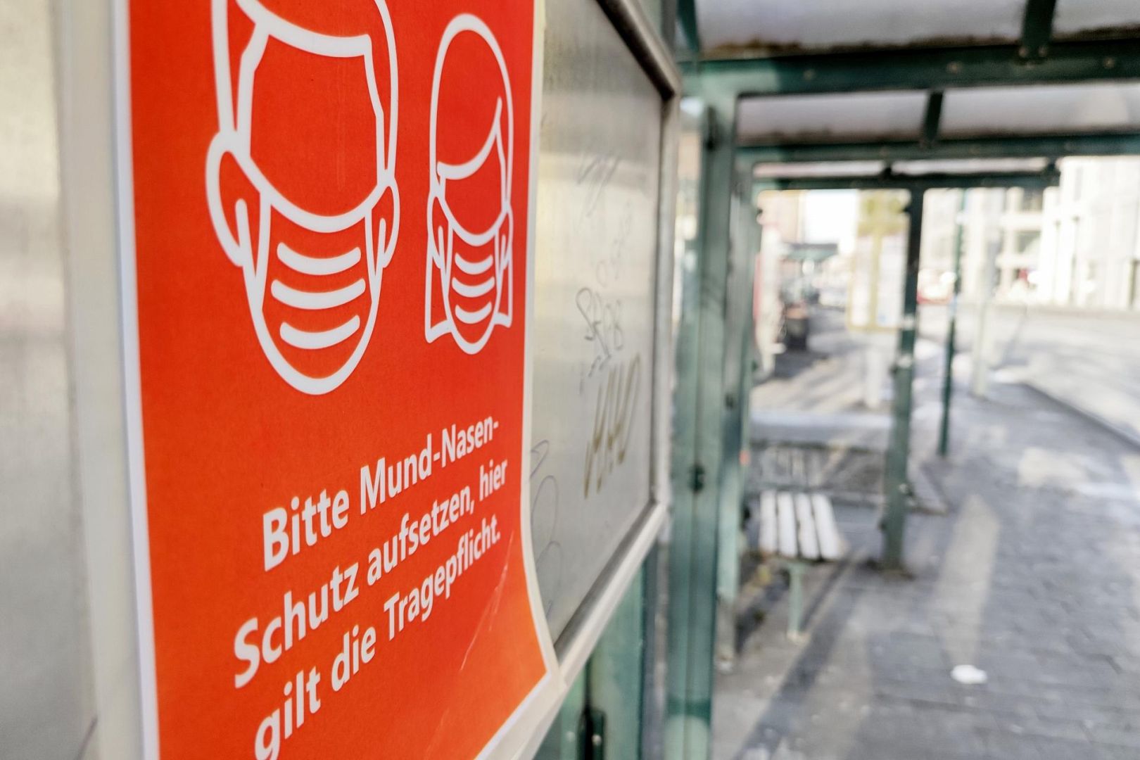Hinweis auf Mund-Nasen-Schutz an einer Straßenbahnhaltestelle (Archiv)