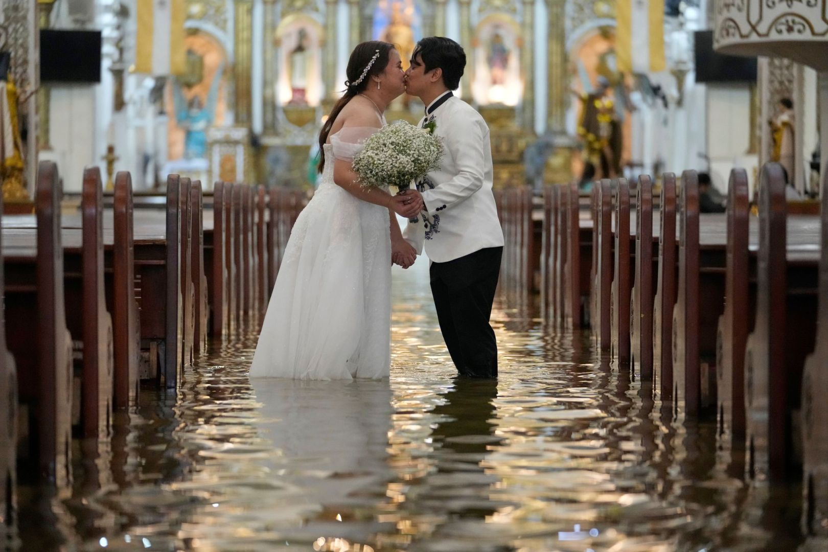 Hochzeit in überfluteter Kirche auf den Philippinen