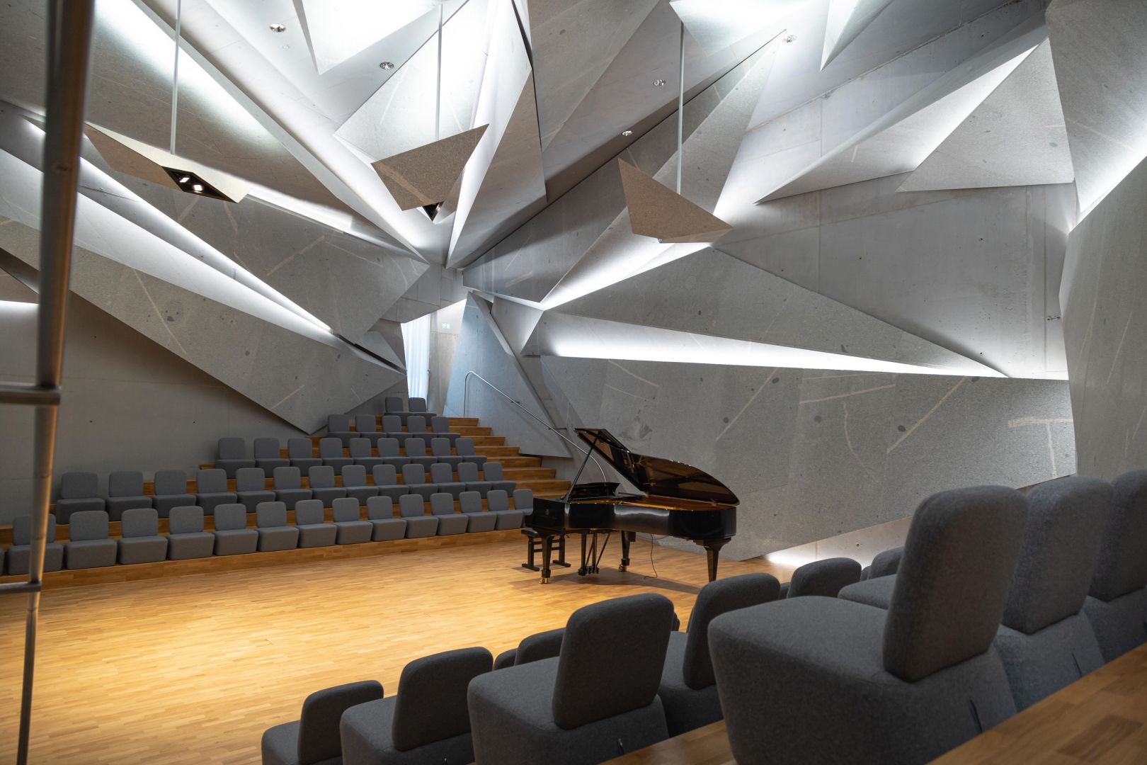 Imposante Lichtinstallation im Konzertsaal der Internationalen Musikbegegnungsstätte „Haus Marteau“ löst Begeisterung aus