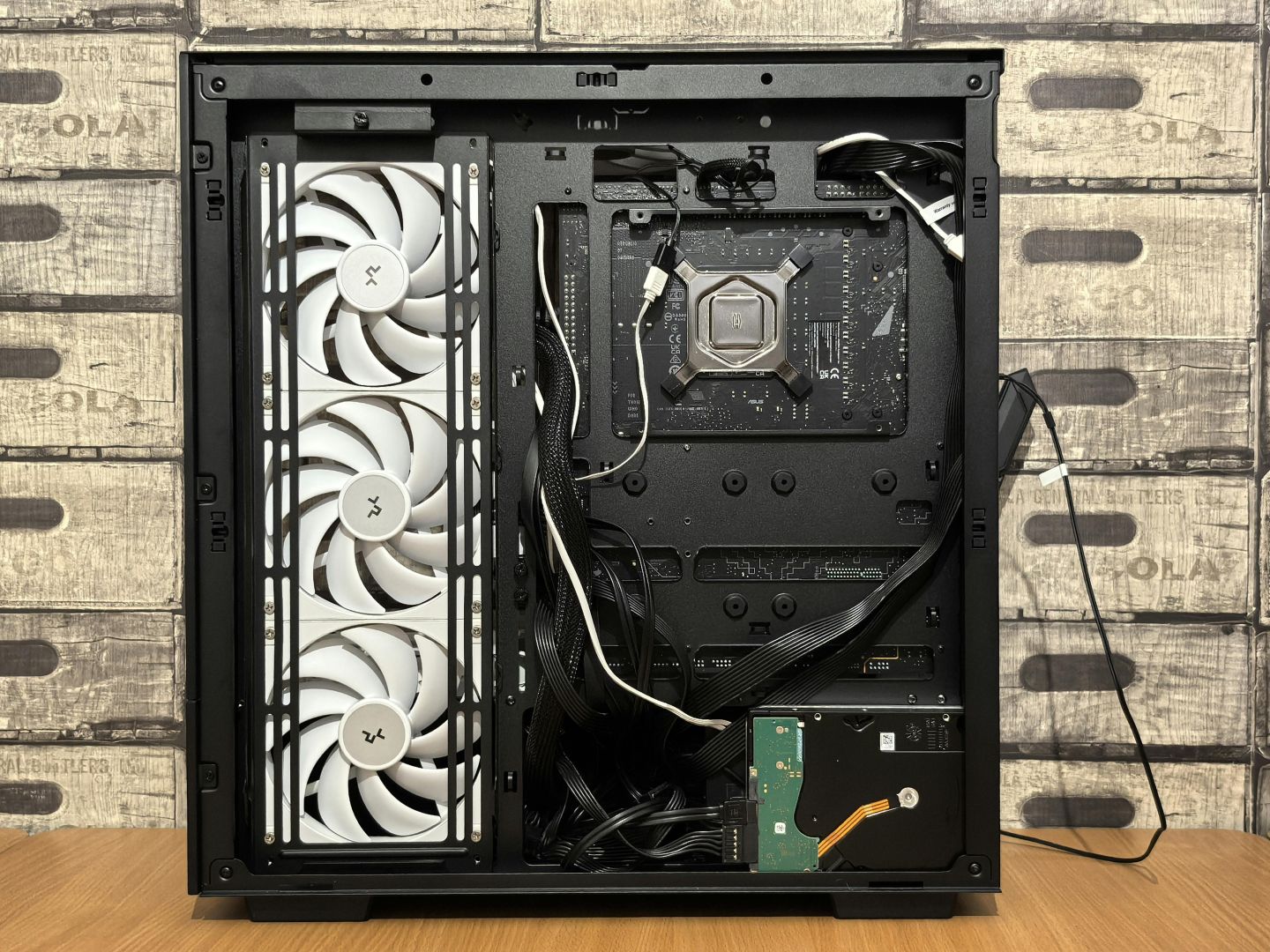 Innenansicht eines offenen Computergehäuses mit Kühllüftern und Verkabelung.