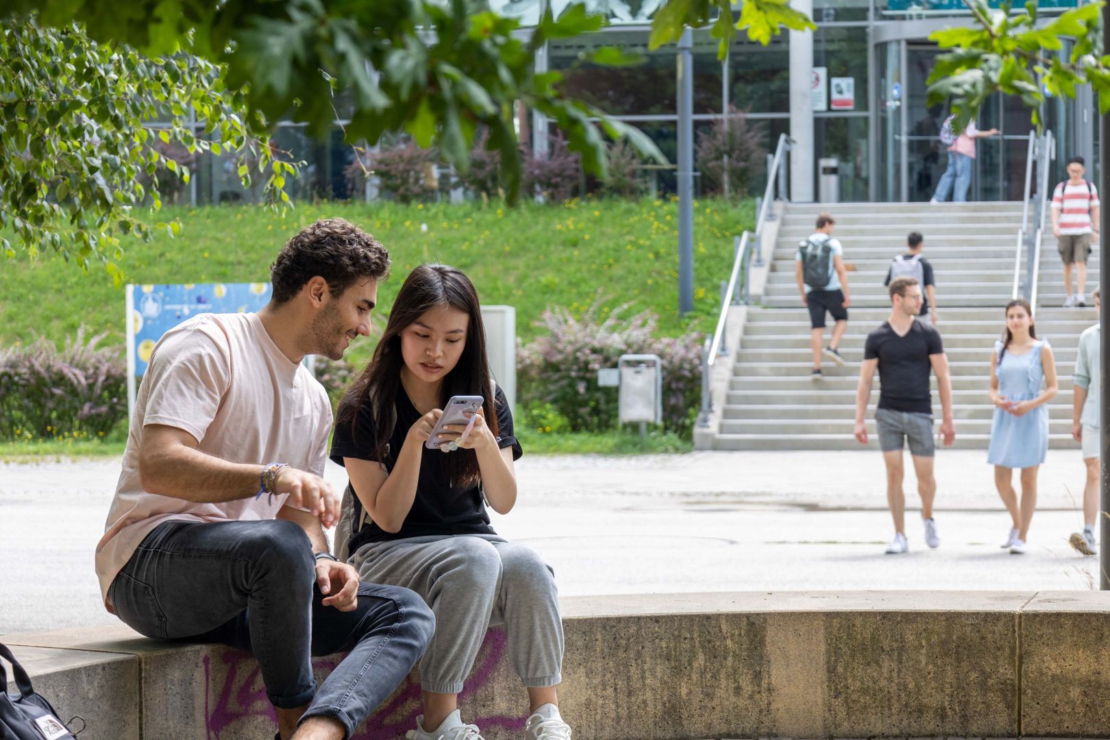 Internationaler dank Künstlicher Intelligenz