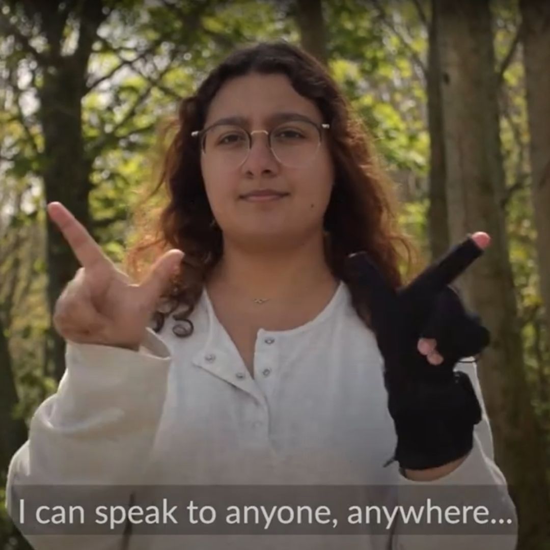 Internationaler Tag der Menschen mit Behinderung: Gebärdensprache Übersetzer Handschuh erleichtert Kommunikation