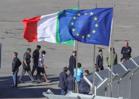 Italiens Migrantenlager in Albanien geht in Betrieb