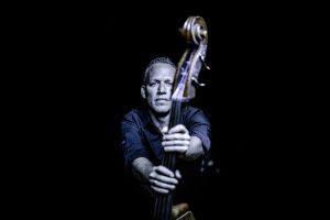 Jazz-Star Avishai Cohen spielt mit dem Metropole Orkest