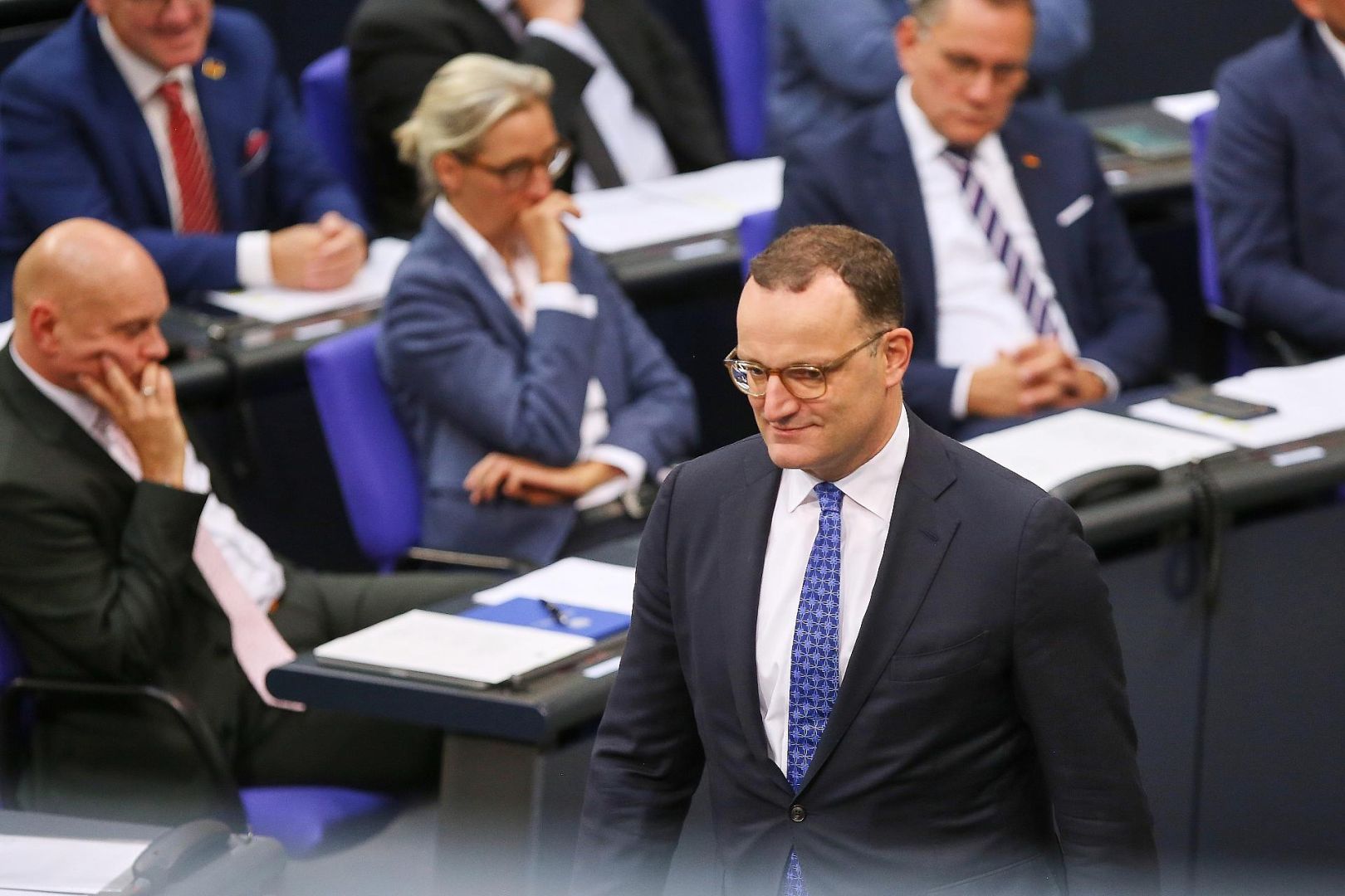 Jens Spahn vor Abgeordneten der AfD-Fraktion (Archiv)