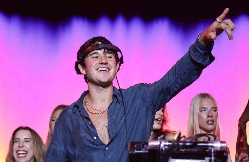 John Summit gab zu, dass Dance-Musik eine andere Welt als Mainstream-Pop sei, und er habe noch 'viele Menschen zu überzeugen', nachdem bekannt gegeben wurde, dass er als Headliner beim Lollapalooza auftreten wird.