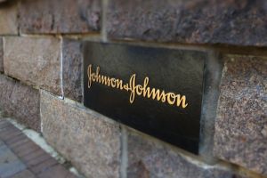 Johnson & Johnson verfehlt operativen Gewinn-Ziel durch strategische Akquisitionen