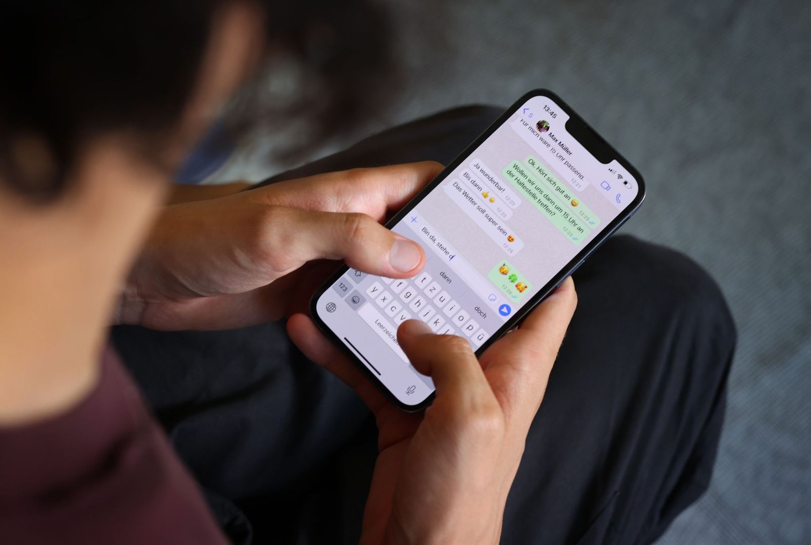 Jugendlicher schreibt eine WhatsApp-Nachricht