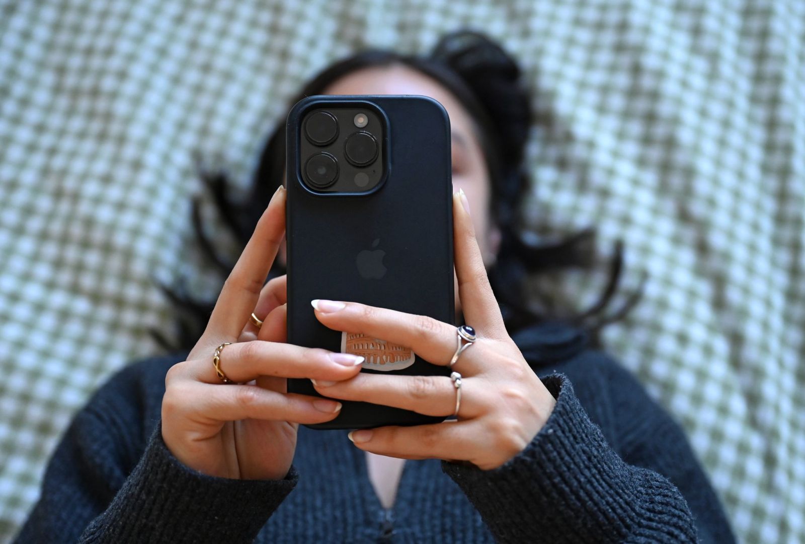 Junge Frau mit Smartphone