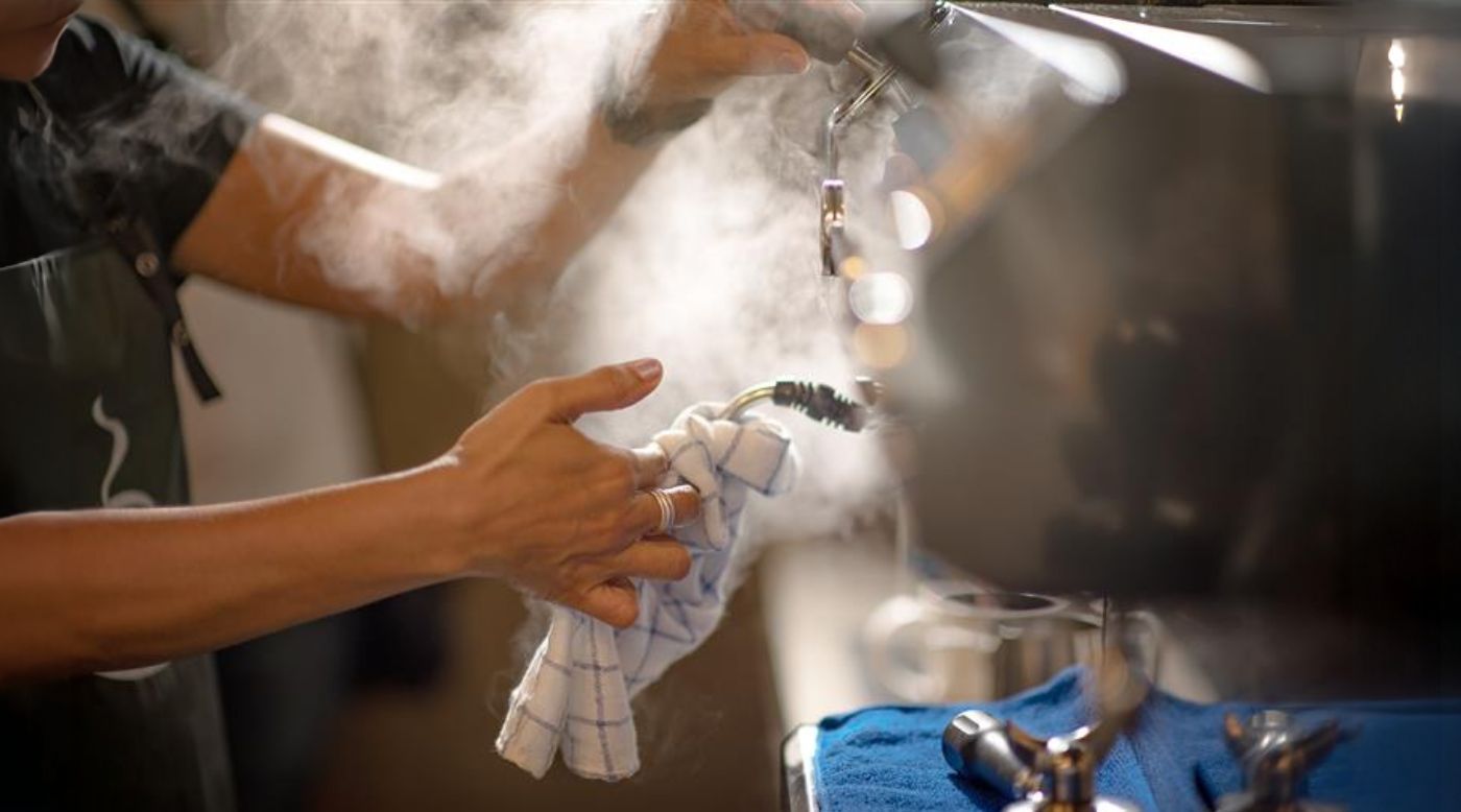 Kaffeemaschine reinigen: Warum dein Kaffee trotzdem komisch schmeckt und was wirklich dahinter steckt