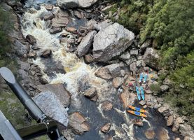 Kajakfahrer aus  Wildwasser gerettet