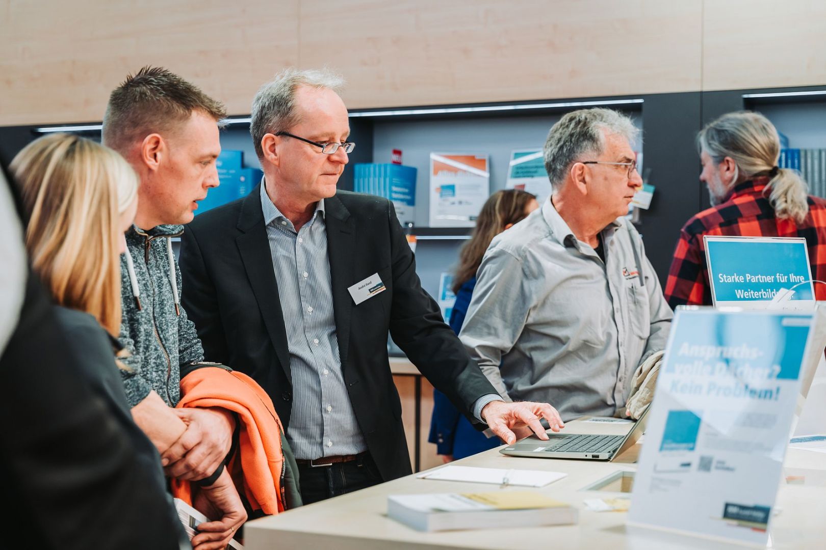 KI-Assistent erleichtert Zugang zum Regelwerk des Deutschen Dachdeckerhandwerks