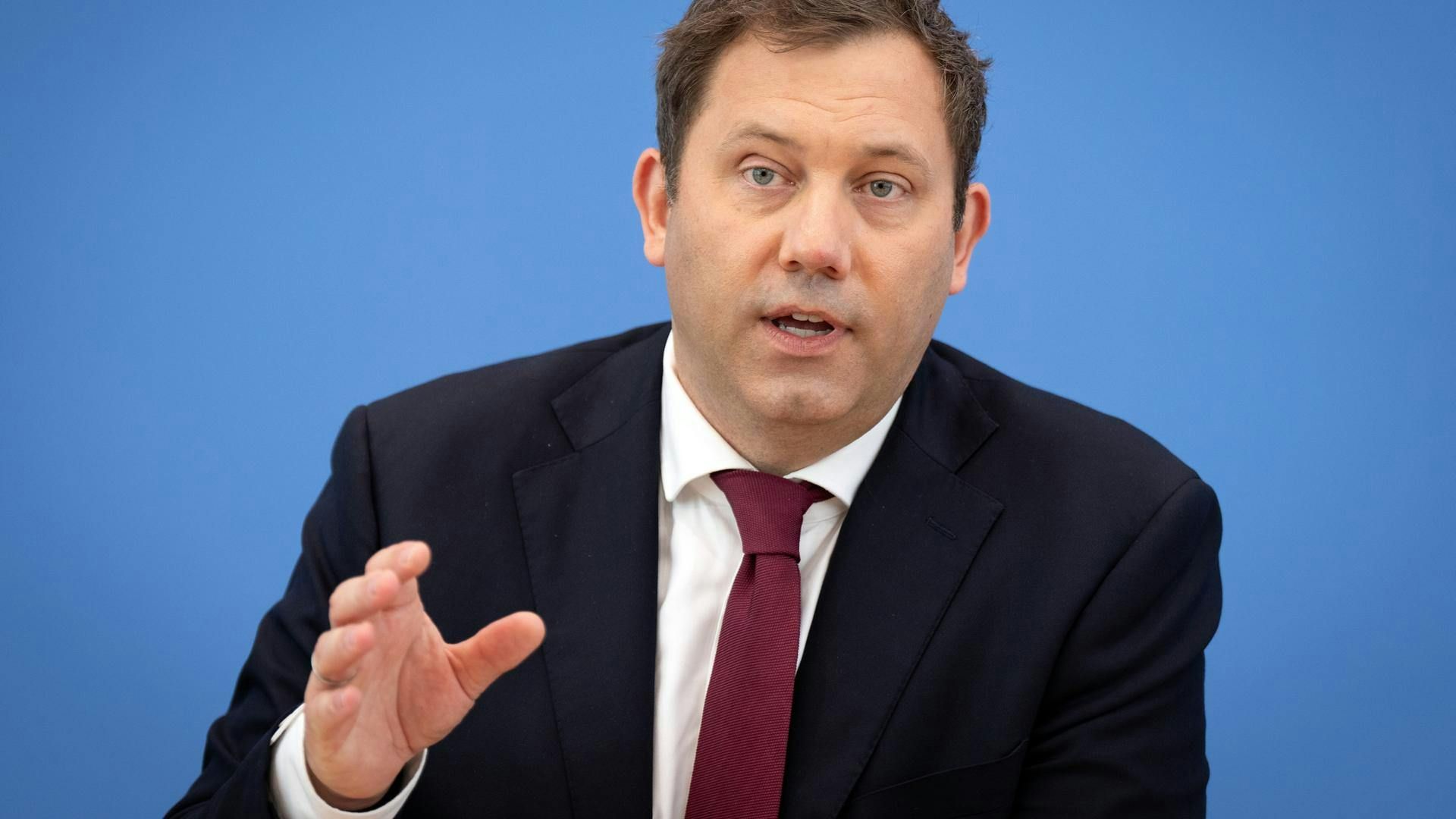 Klingbeil fordert stärkere Belastung für Reiche