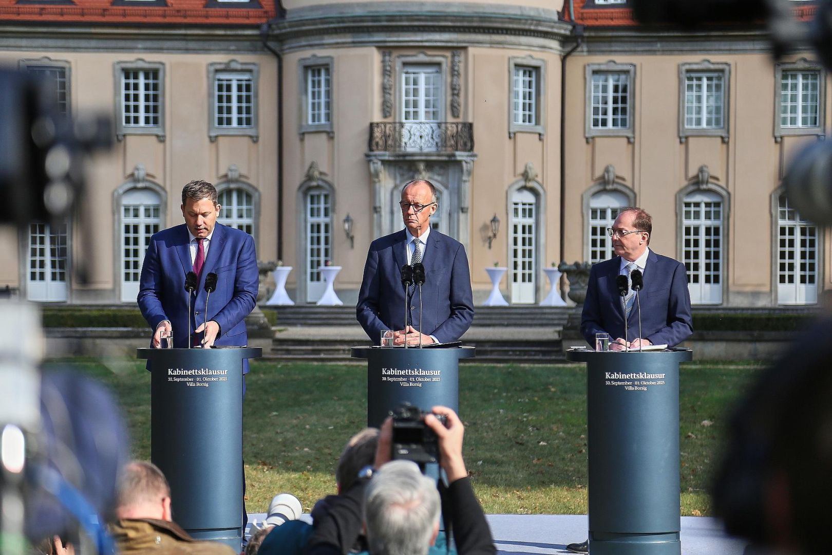 Klingbeil, Merz, Dobrindt bei Kabinettsklausur in der Villa Borsig am 01.10.2025