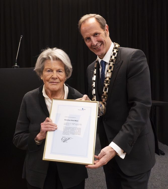 Klug, klar, cool“ – Verlegerin Dorothee Hess-Maier wird Ehrenbürgerin der Stadt Ravensburg