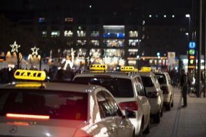 Köln teilt gratis Nacht-Taxi-Gutscheine aus – für Passeintrag weiblich oder divers