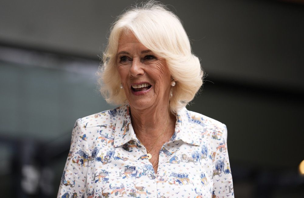 Königin Camilla hat ihrer 'wunderbar witzigen und mitfühlenden' Freundin Dame Jilly Cooper Tribut gezollt.