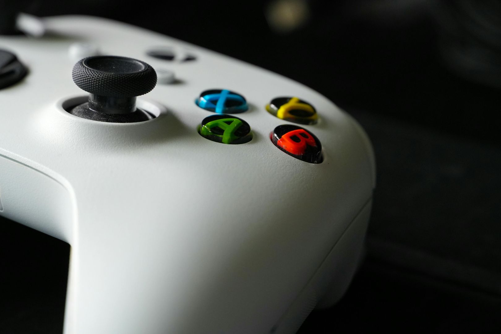 Konzentrieren Sie sich auf die Tasten des Xbox-Controllers und heben Sie dabei die Gaming-Technologie und das Design hervor.