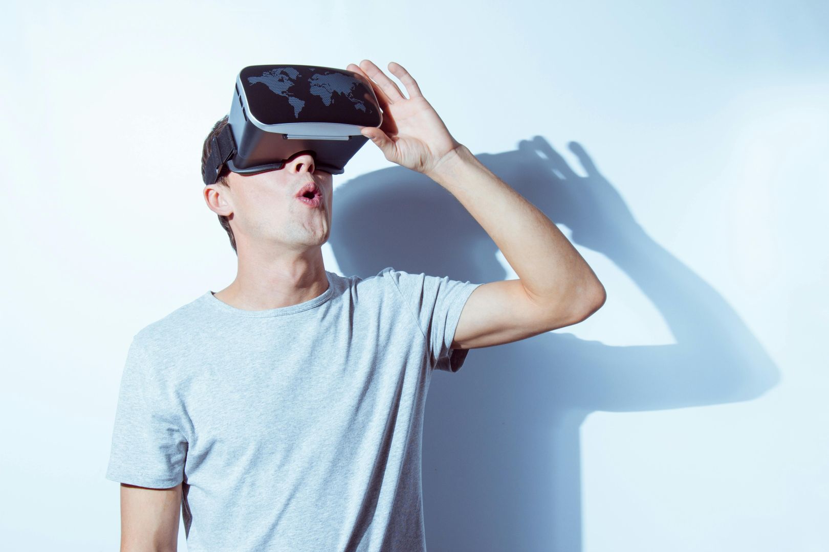 Kostenloses Stock Foto zu 3D-Technologie, am kopf befestigtes display, aufgeregt