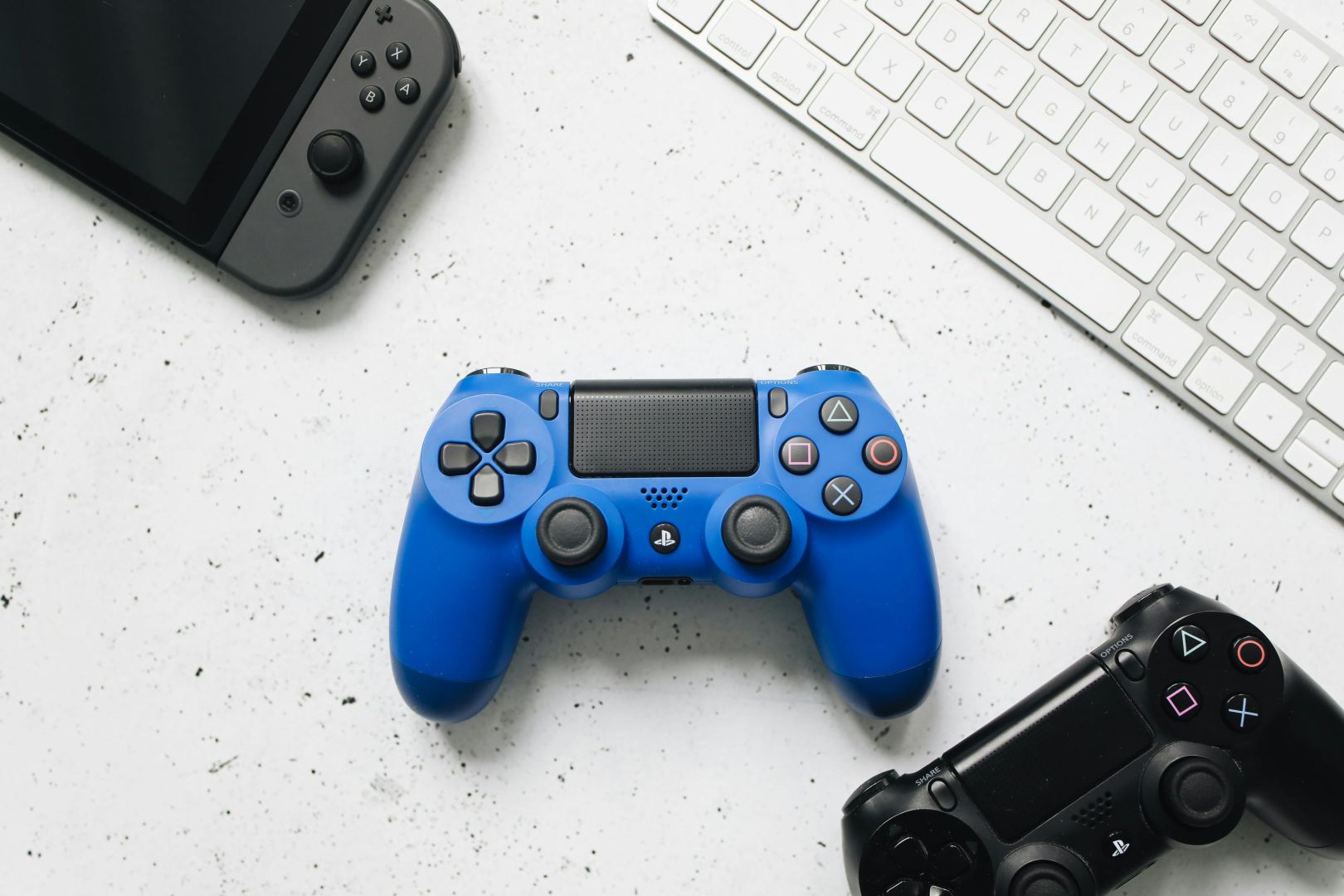 Kostenloses Stock Foto zu blauer controller, computer tastatur, digital