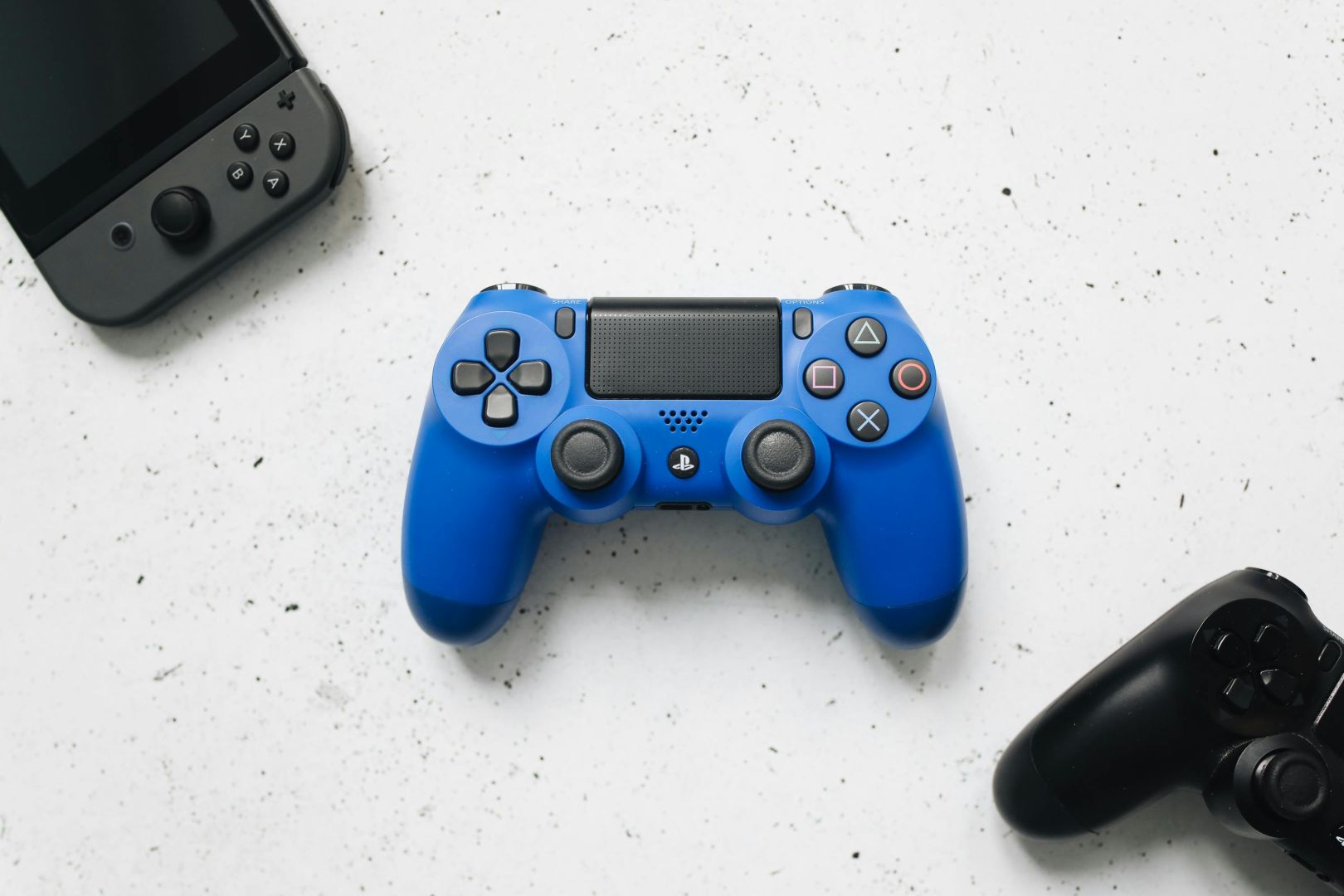 Kostenloses Stock Foto zu #indoor, blauer gamecontroller, bunt