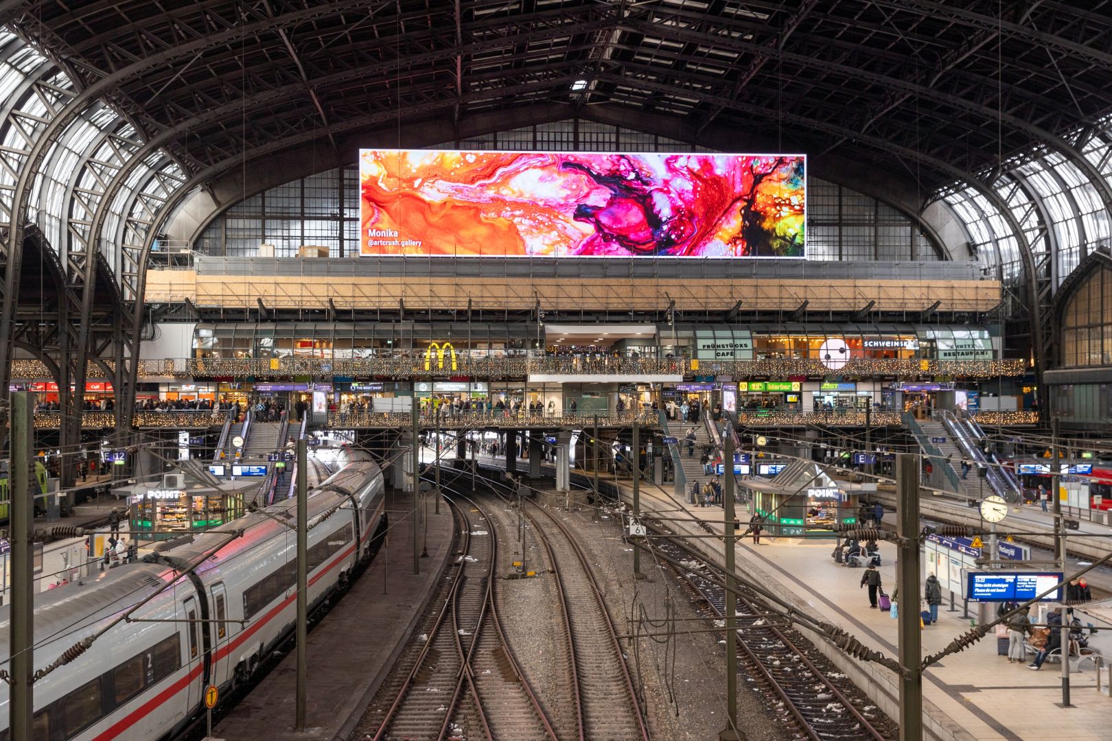 Kunst im öffentlichen Raum neu gedacht: Artcrush stärkt kulturelle Präsenz auf digitalen Außenmedien in Deutschland in einer Kooperation mit Ströer SE