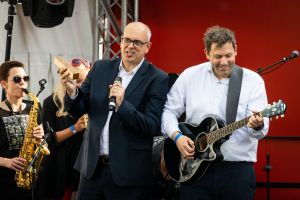 Lars Klingbeil bei einer SPD-Wahlveranstaltung an der Gitarre
