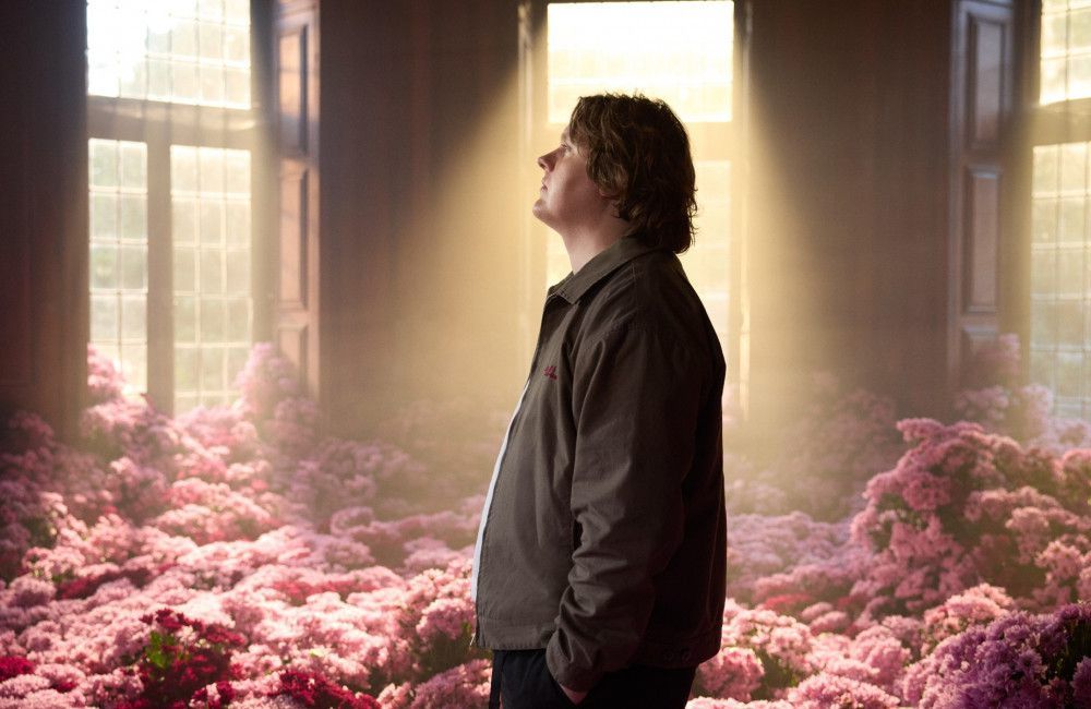 Lewis Capaldi hat die herzzerreißende Single 'Something In The Heavens' neu veröffentlicht.