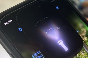 Lichtstrahl der Taschenlampe eines iPhone unter iOS 18