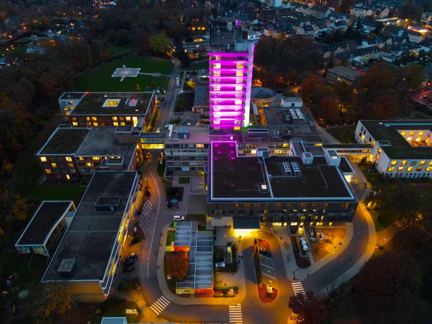 Lila leuchtendes „Eli“: Städtische Kliniken Mönchengladbach setzen Zeichen für Frühgeborene