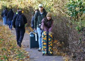 Londoner Flughafen Gatwick teilweise gesperrt