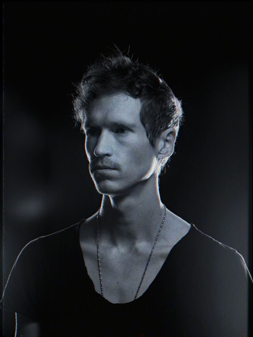 Louis Cole spielt mit dem Metropole Orkest