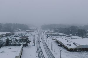 Luftaufnahme einer schneebedeckten Stadtlandschaft in Tennessee im Winter.