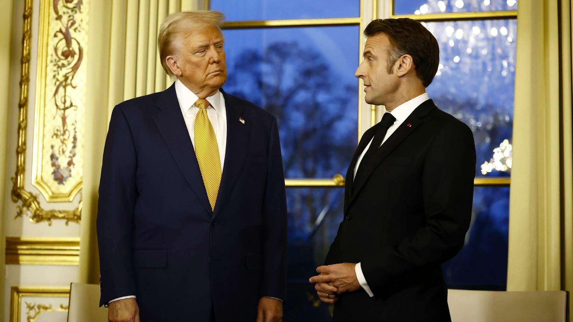 Machtkampf am Friedensgipfel – Trumps Handschlag mit Macron wird zum diplomatischen Schlagabtausch