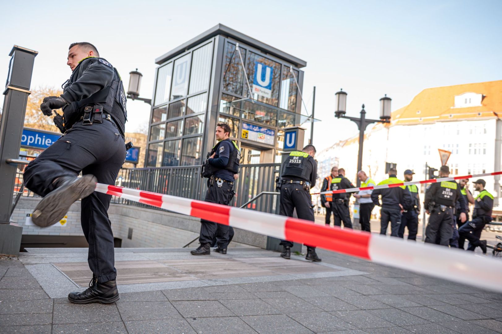 Mann in U-Bahnhof erstochen